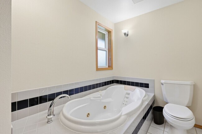 Building Photo - Move in ready! 3 bed, den, 2 bath rambler on 4.62 acres with pasture in Tumwater School District.