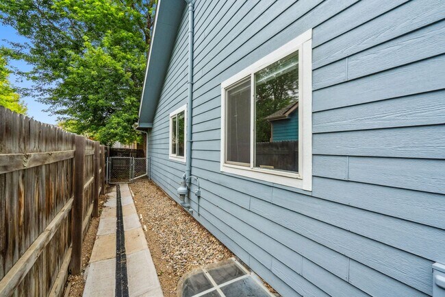 Building Photo - Stylish living in this modern 3 bed 2 bath...