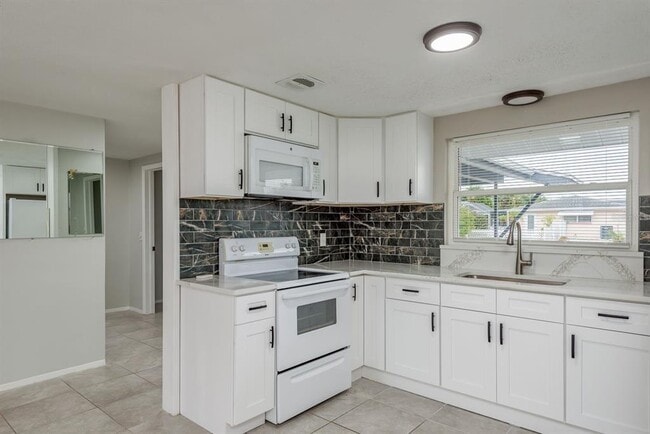 Building Photo - 10521 Oak Hill Dr