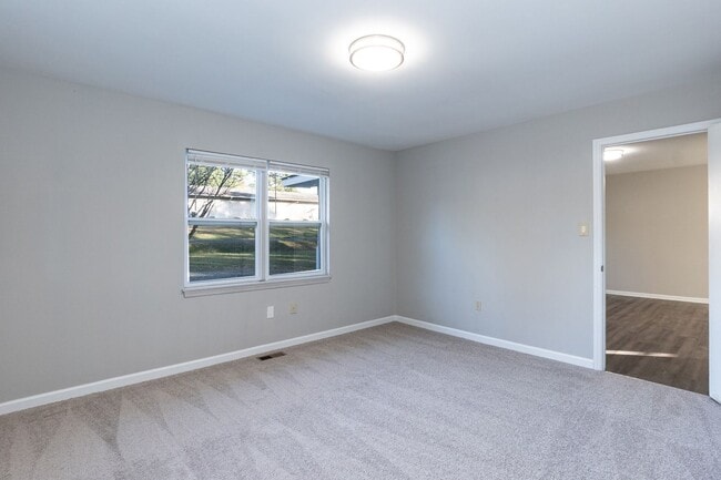 Building Photo - Three Bedroom Home!