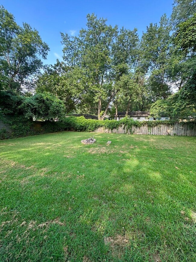 Building Photo - 3 Bedroom Home with Garage and Spacious Fenced Yard!