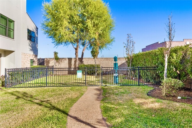 Building Photo - 1250 N Post Oak Rd