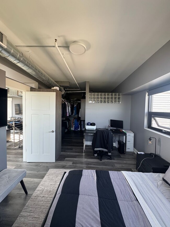 Building Photo - Desirable Union Square Corner Penthouse!