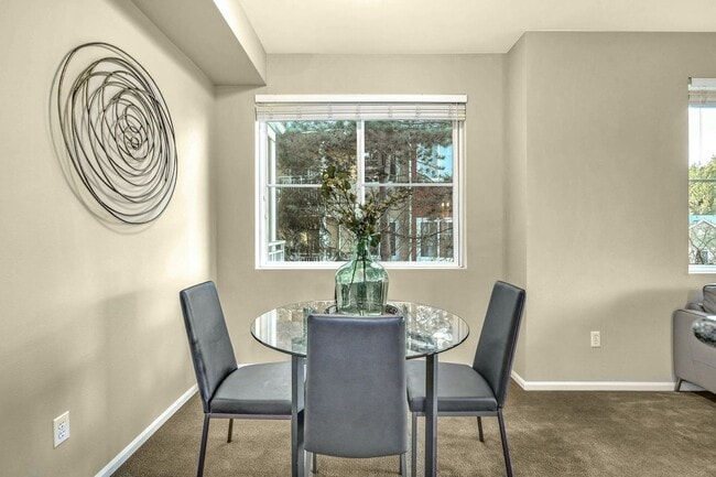 Building Photo - Charming 1 Bedroom Sammamish Condo