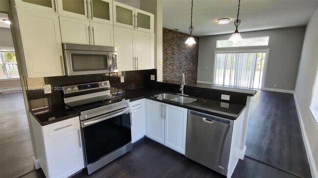 Building Photo - 675 Maplewood Ct