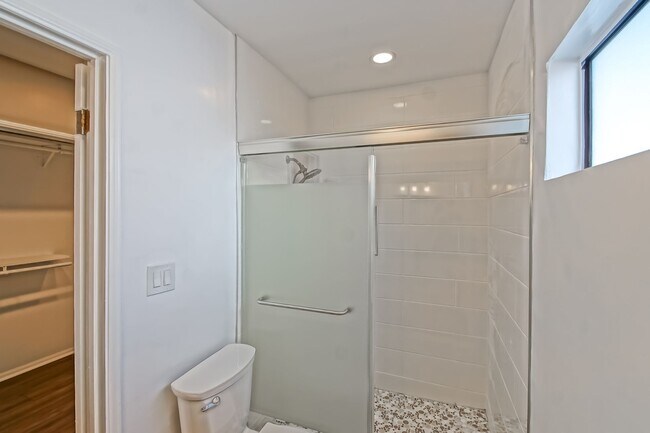 Building Photo - REMODELED, BRIGHT & AIRY 3BR2BA HOME W/ DETACHED GARAGE, CHARMING FRONT PORCH/YARD & HUGE REAR YA...