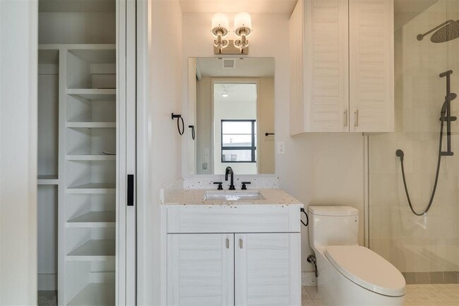 Building Photo - 1303 N Dewey Ave