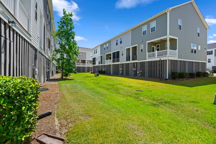 Building Photo - 210 Winding River Dr