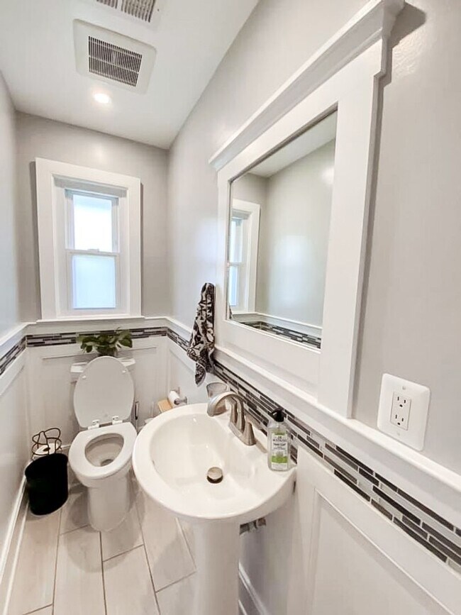Building Photo - Immaculately Renovated 3 Bedroom 1.5 Bathr...