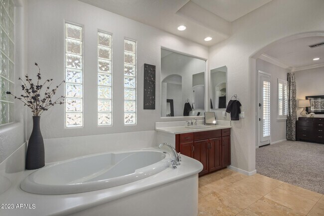 Building Photo - 885 W Palo Brea