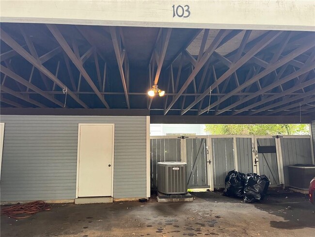Building Photo - 5900 Grelot Rd