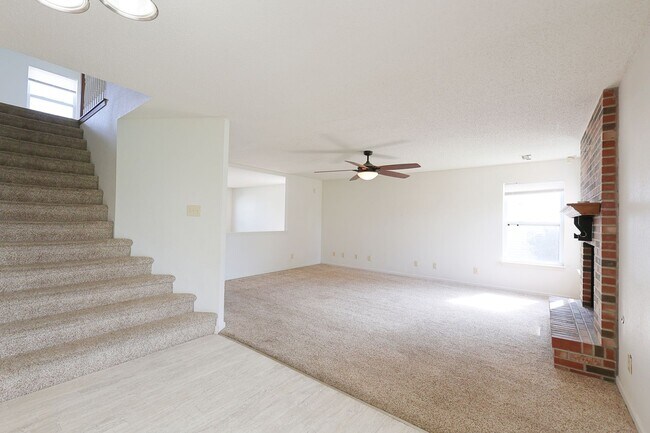 Building Photo - Spacious 4-Bed Waterfront Home in Westmere...