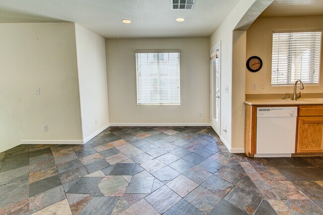 Building Photo - **$800 OFF MOVE IN BY 12/12/25**3-Story Home with Private Bathrooms and Strip View