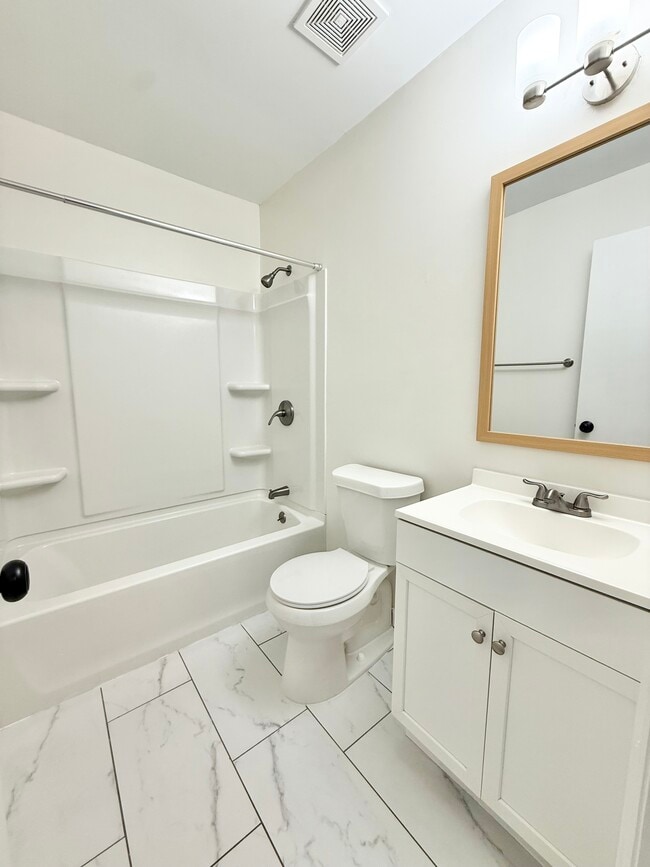 Full Bathroom - 276 Fleming Rd