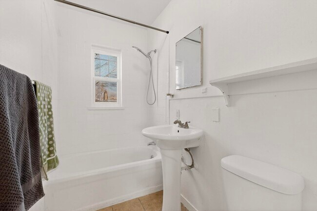 Building Photo - 116 Columbia Dr SE