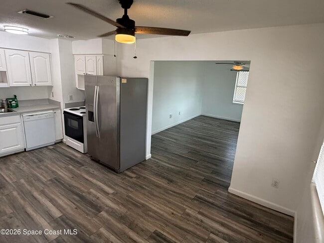 Building Photo - 805 Camellia Dr