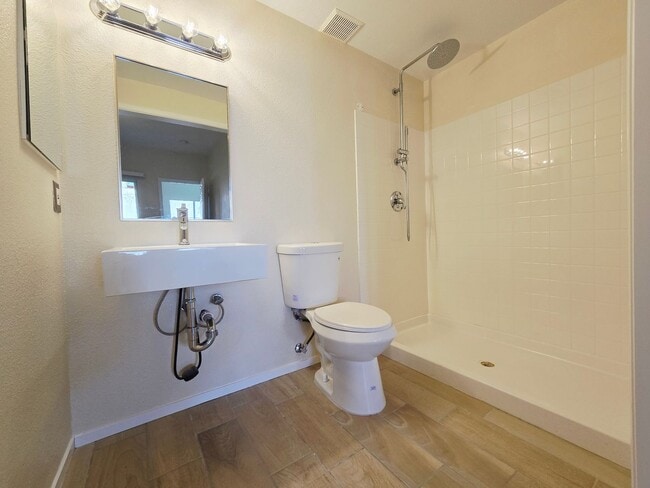 Building Photo - BEAUTIFUL GATED COMMUNITY WITH CLUBHOUSE, COMMUNITY POOL, COMMUNITY SPA, EXERCISE ROOM. FIRST FLO...