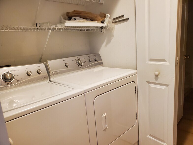 Building Photo - 4240 Central Sarasota Pky