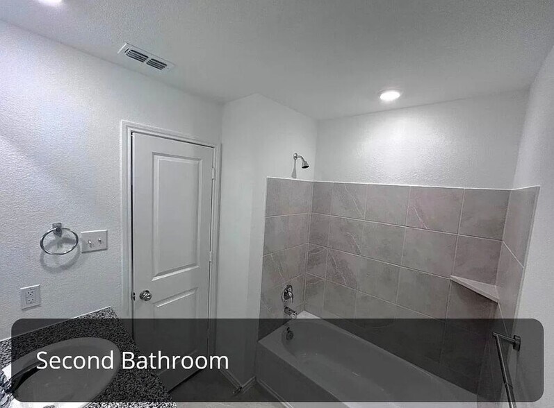 Building Photo - 913 Sourgum St