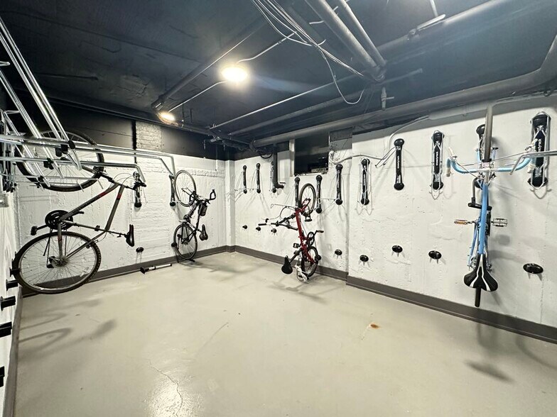 Building Photo - 510 W Belmont Ave