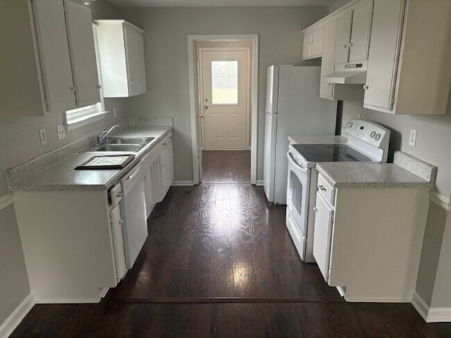 Building Photo - LaVergne-3BR/2BA-1250 SF