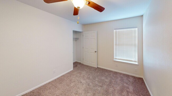 Building Photo - RARE & Beautiful 3 Bed 2 Bath with Tons of...