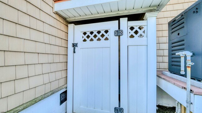 Building Photo - 909 N Cambridge Ave