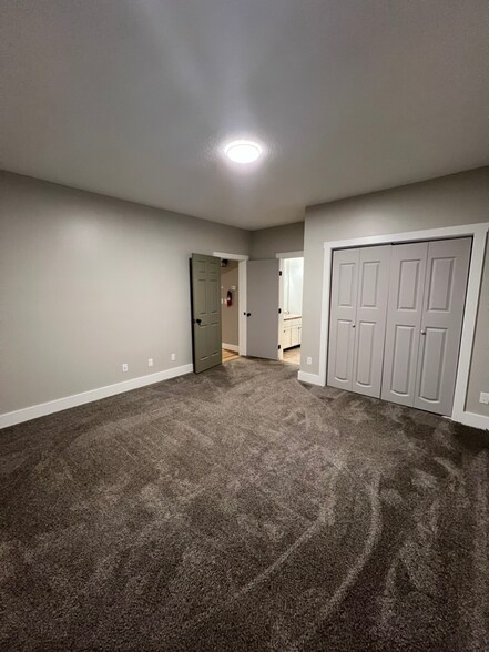 Building Photo - 704 W 15th St