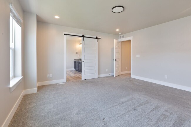 Building Photo - AMMON 3 BED 2 BATH TOWNHOME WITH 2 STALL G...