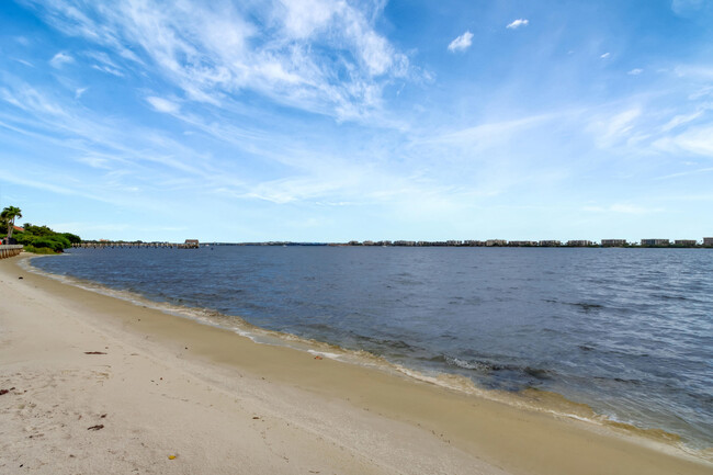Building Photo - 1516 S Lakeside Dr