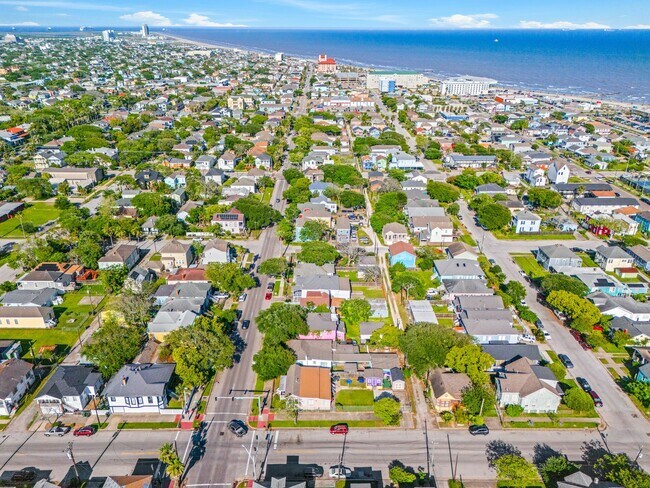 Building Photo - 2823 Bernardo De Galvez Ave