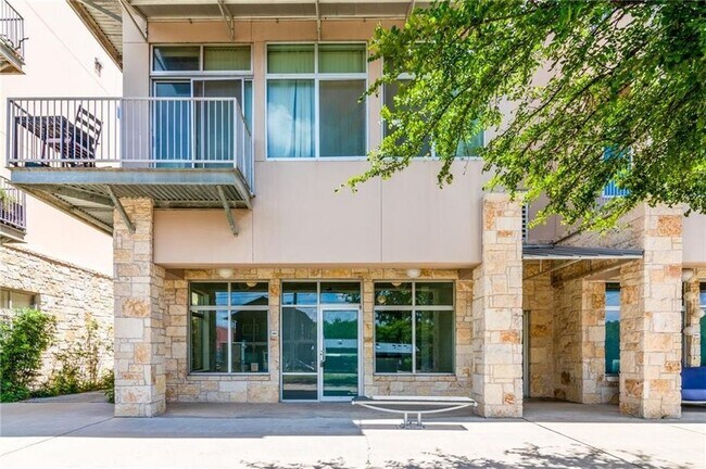 Building Photo - 2401 E 6th St