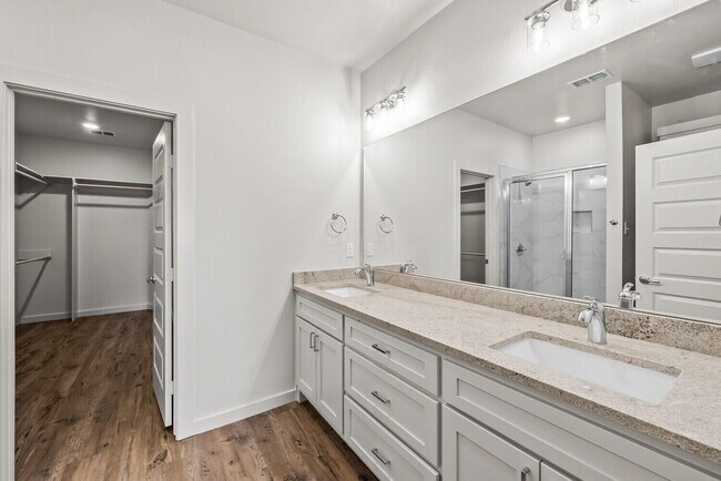 Building Photo - 10918 Albany Ave