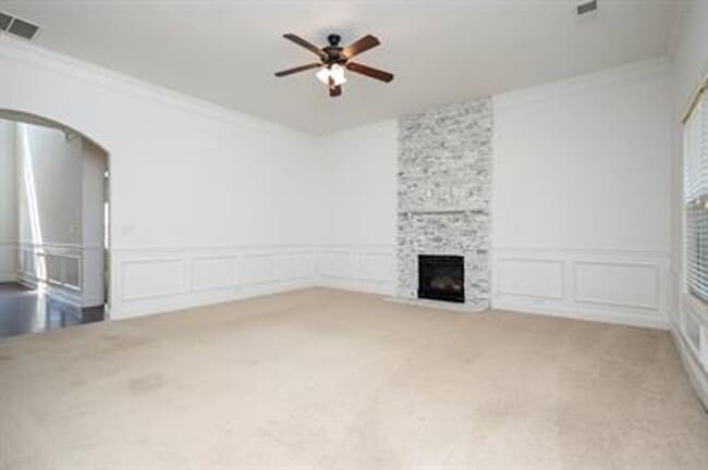 Building Photo - Stunning 4/3 Available Now!