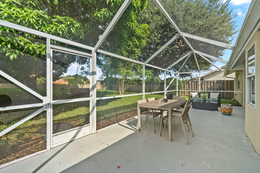 Building Photo - 13008 Meadowbreeze Dr