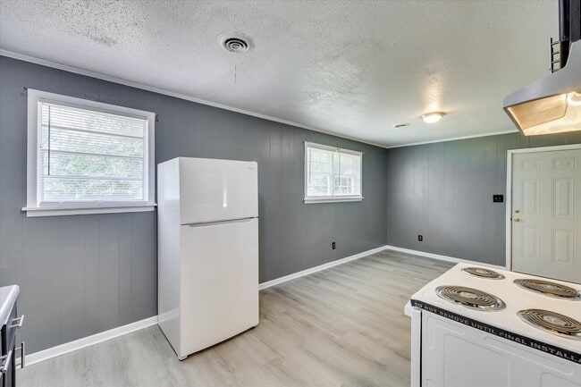 Building Photo - 2408 Southdale Dr
