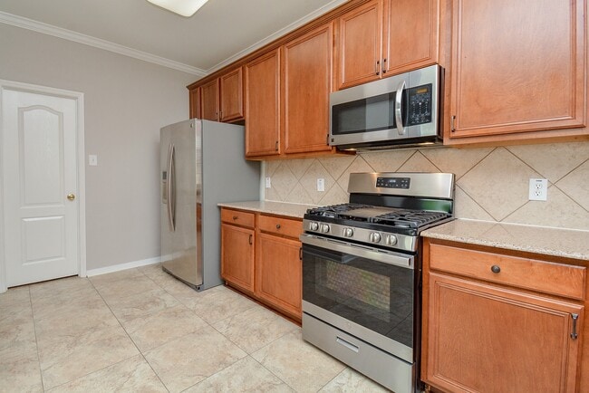 Building Photo - 16021 Summerville Lake Dr