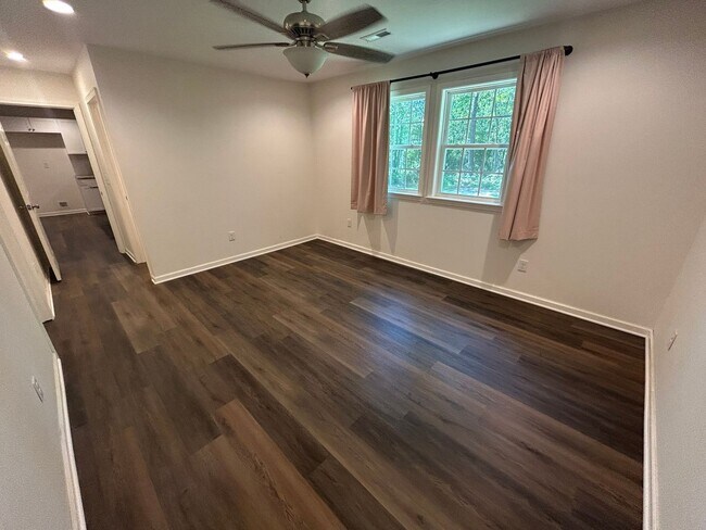 Building Photo - Charming 3 bedroom home located in the heart of Hampstead!