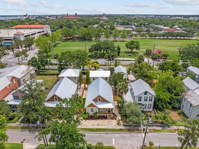 Building Photo - 30 W Castillo Dr