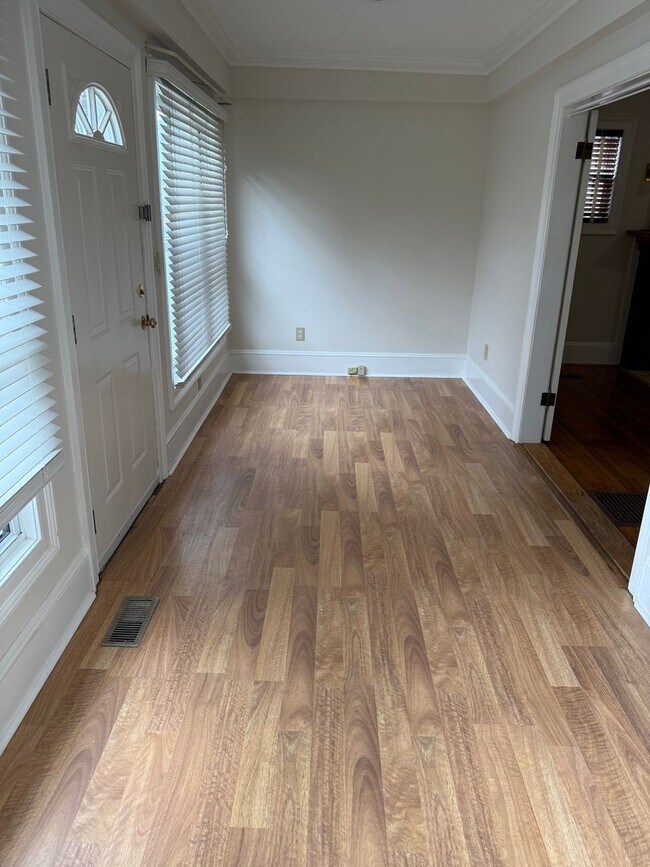 Building Photo - Spacious 1 Bedroom Convenient to Downtown ...