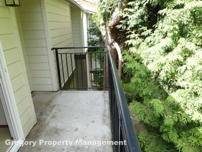 Building Photo - 12621 NE 130th Way