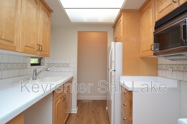 Building Photo - 6877 Countrywoods Cir