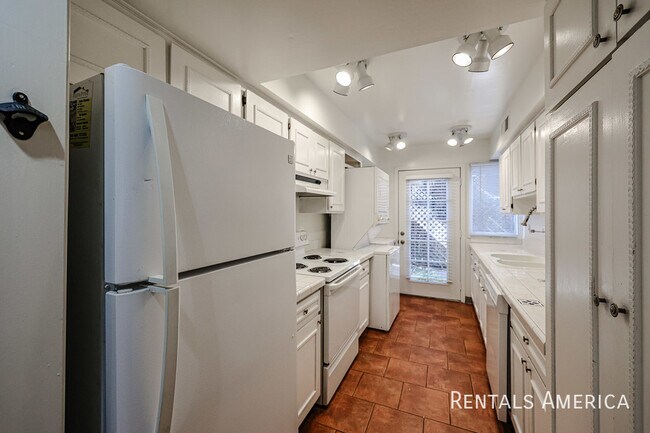 Building Photo - 4824 N Woodmere Fairway