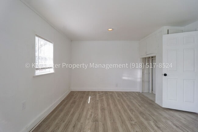 Building Photo - 732 N Victor Ave