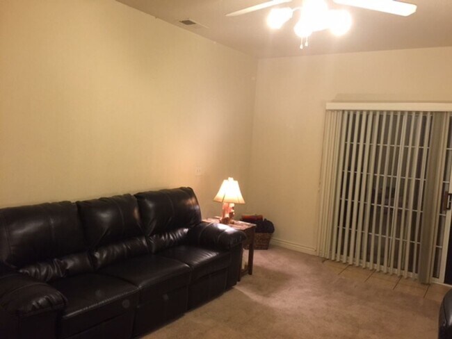 Building Photo - wonderful 3 bedroom townhome with a great location!