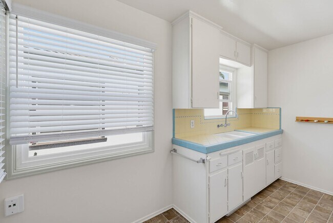 Building Photo - 4449 Dawson Ave