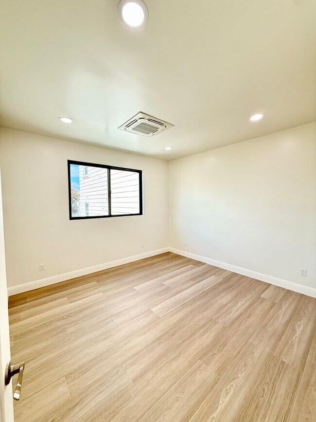 Building Photo - 5840