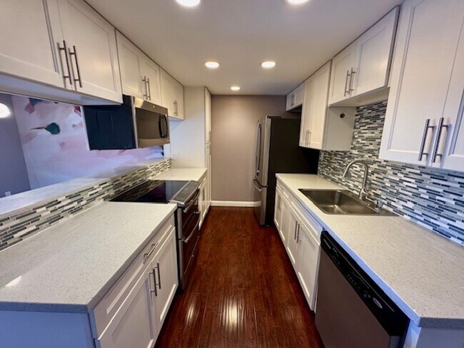 Building Photo - Gorgeous Walnut Creek Townhome 2 bedroom, 2.5 bath with 1 car garage in Sunset Park