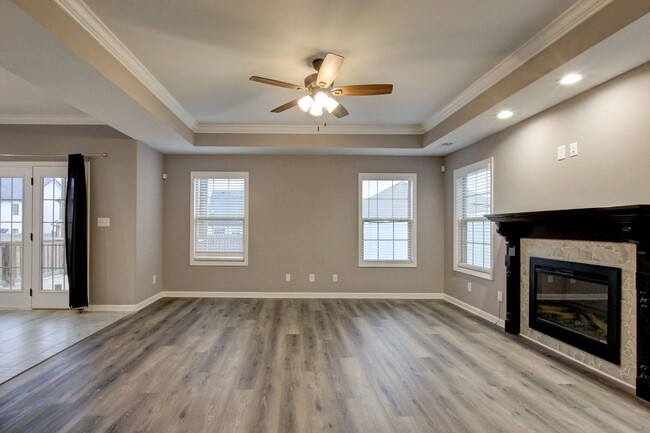 Building Photo - Spacious 4 bed 2.5 bath Clean with Fresh P...