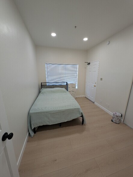 Building Photo - 11035 Moorpark St